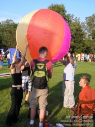 Napełnianie modelu balonu gorącym powiet...