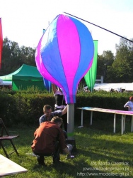 Napełnianie modelu balonu gorącym powiet...